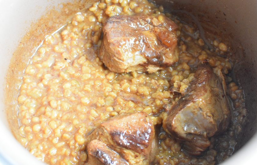 1. Этап. Свинина с перловкой по-домашнему: Через полчаса верните мясо в мультиварку и тушите еще минут 5 вместе. Затем поставьте режим 