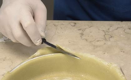 1. Этап. Торт с кусочками бисквита и фруктами: 1. Марципан тонко раскатаем, и выкладываем по форме для запекания, чтоб получились бортики. Остатки обрезаем, но не выбрасываем.