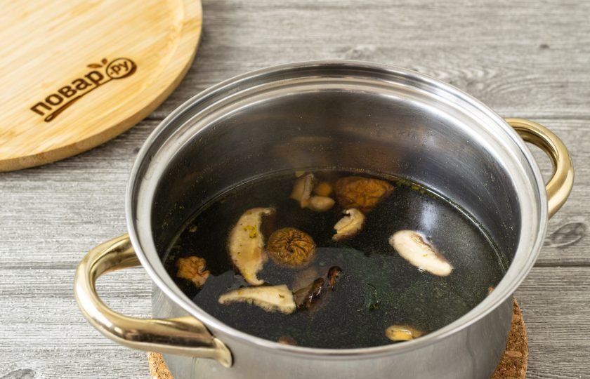 1. Этап. Лапша Нэнмён: В кипящей воде растворите бульонный кубик. Добавьте водоросли и сушеные грибы. Проварите 20-30 минут. В конце посолите по вкусу.