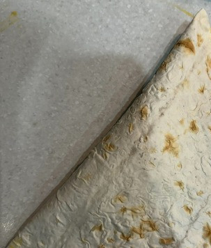 1. Этап. Совсем не чебуреки в лаваше: Скрепить лаваш пополам