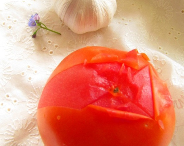 1. Этап. Соус для хинкали: Теперь нужно бланшировать помидор, для этого мы делаем на его макушке крестообразный надрез и опускаем помидор на пол минутки в кипяток. После этой процедуры кожица с томата должна удаляться очень легко, снимаем ее.