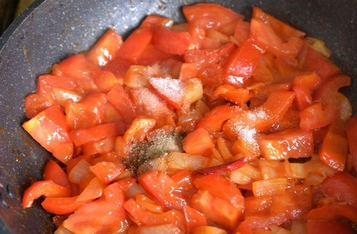 1. Этап. Люля-кебаб из индейки с пикантным соусом: Добавляем перец чили, ориентируйтесь на свой вкус, кладём соль, сахар, молотый кориандр. Перемешиваем. Вкус соуса должен быть кисло-сладко-острым.