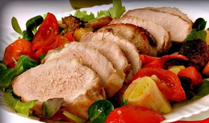 1. Этап. Свинина с овощами в духовке: Можно уложить свинину кусочками к почти готовым овощам в духовку на пару минут, а можно и соединить их при подаче. Приятного аппетита!