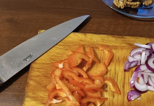 1. Этап. Салат с помидорами и огурцами Мяучка: Лук нарезаем полукольцами, А перчик тонкой соломкой. И к остальным овощам.