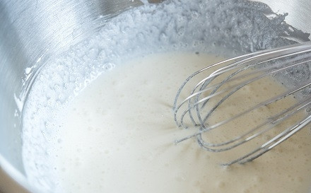 1. Этап. Крем (взбитые сливки): Я взбиваю сливки обычным венчиком. Можно и миксером, но тогда сахар не успеет раствориться и есть вероятность вместо крема получить масло.