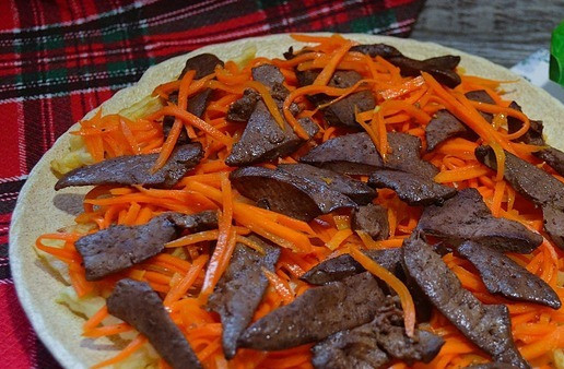 1. Этап. Теплый салат с печенью индейки: Печень разложить на морковь.