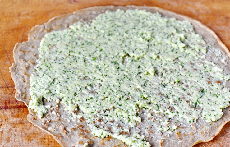 1. Этап. Блинчики из печени говяжьей: 7. Каждый блинчик смазать тонким слоем начинки.