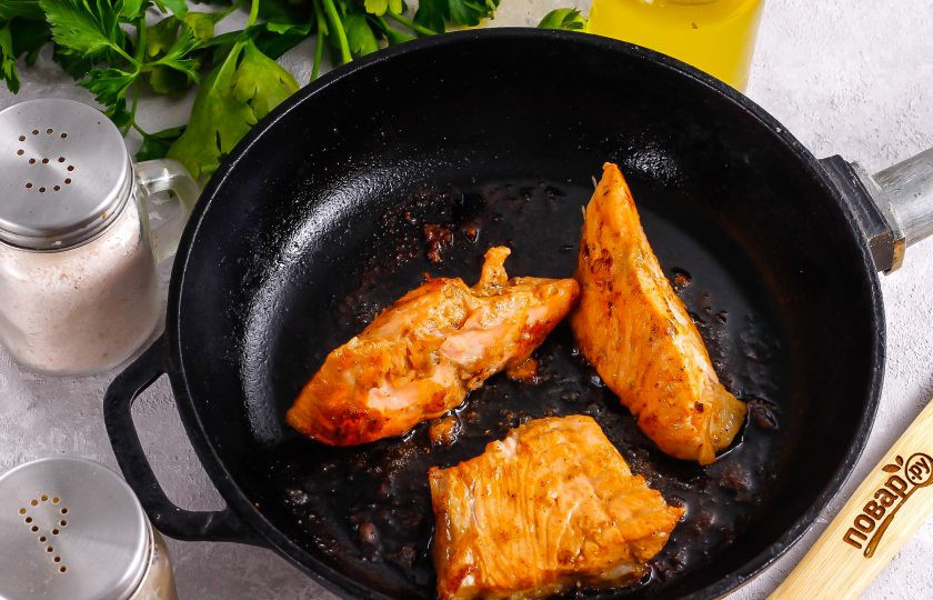 1. Этап. Лосось по-тайски: Обжарьте с каждой стороны по 2-3 минуты — не дольше, потому как красная рыба очень быстро готовится. Как только зарумянится — переверните или снимите на тарелку.