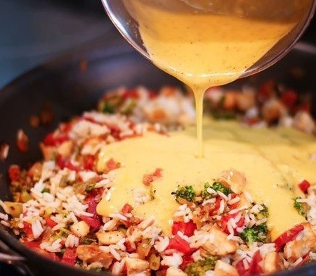 1. Stage. Rice with broccoli and chicken: Pour in the sauce to the rice, mix and serve.