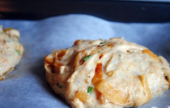 1. Этап. Хлеб с луком и розмарином: 5. Разогреть духовку до 200 градусов. Тесто разделить на двенадцать частей и придать каждой круглую форму. Выложить на противень, выстеленный пергаментной бумагой, затем накрыть полотенцем и дать подойти в течение 15-20 минут.