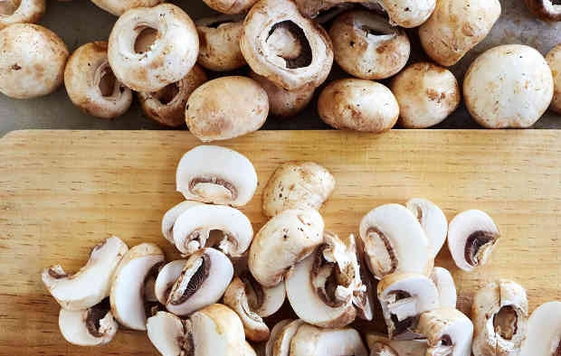 1. Этап. Мексиканский грибной суп: 2. Грибы вымойте, обсушите и нарежьте.