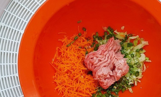 1. Этап. Наггетсы из индейки с овощами: Добавить фарш