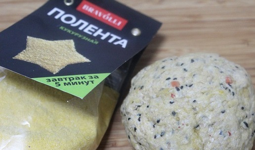 1. Этап. Хрустящие крекеры из поленты и кунжута: Замесить тесто. Оно очень мягкое.