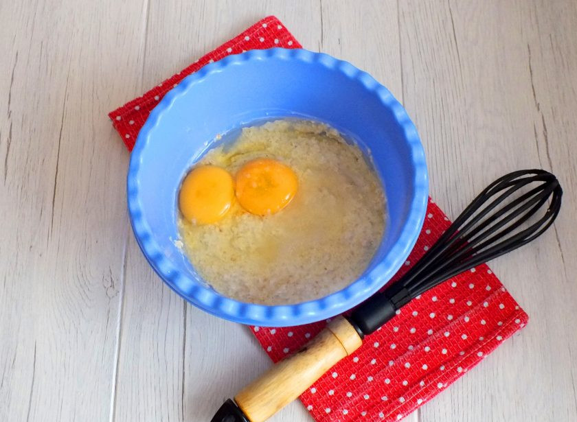 1. Этап. Овсяные блины на кефире: Через полчаса в чашу с набухшей овсянкой добавьте яйца, соль, сахар, соду и растительное масло.