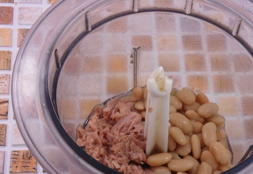 1. Этап. Рыбно-фасолевый паштет с оливками: Тунец (без масла) выложить в чашу блендера. Туда же отправить фасоль, предварительно слив с нее жидкость.