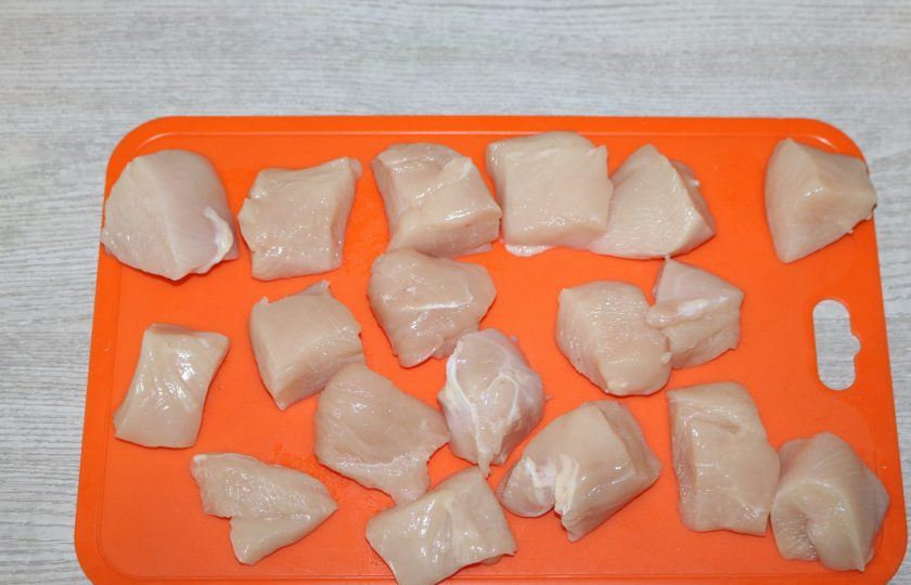 1. Этап. Шашлык по Дюкану: Куриную грудку нарежьте кубиками.