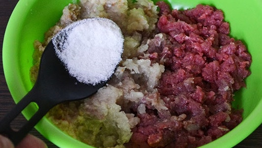 1. Этап. Дюшбара: 5. За это время можно сделать начинку для наших пельмешек. Пропустите через мясорубку мясо, замоченный в молоке или воде ломтик хлеба, луковицу и чеснок. Добавьте соль.