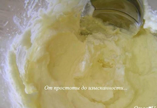 1. Этап. Творожный пирог с клубникой: Влейте растительное масло, перемешайте.