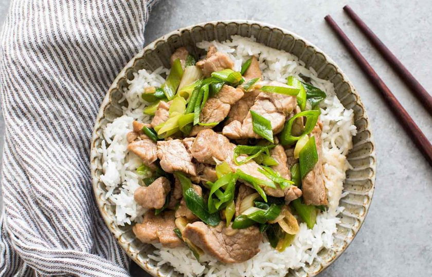 1. Этап. Свинина, обжаренная на сковороде с зеленым луком: 5. Выключите огонь и сразу подавайте свинину с отварным рисом или другим гарниром.