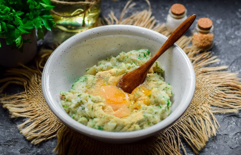 1. Этап. Куриные котлеты с укропом: Переложите готовый фарш в миску, добавьте соль, перец, сухой чеснок. Вбейте в миску куриное яйцо. Перемешайте.