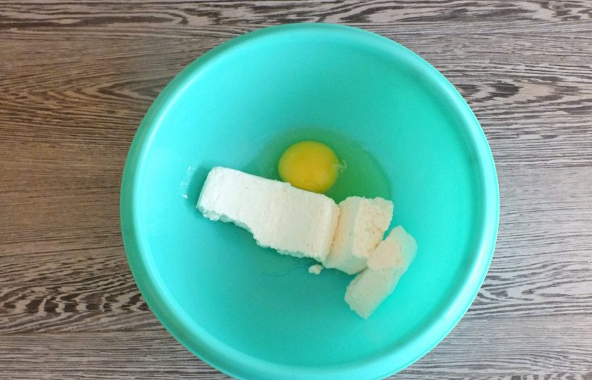 1. Этап. Творожная плетенка с яблоками: Сделайте тесто. В чаше соедините яйцо, творог, щепотку соли. Разомните вилкой.