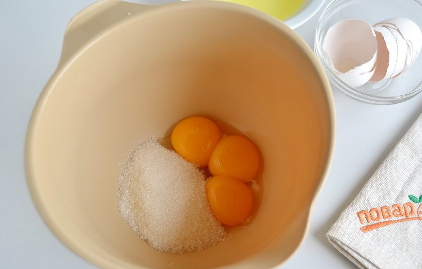 1. Этап. Лимонные пирожные Сансы Старк: 2. Отделите желтки от белков. Последние поставьте пока в холодильник. Добавьте к желткам 4 ст. л. сахара и миксером взбивайте, пока масса не увеличится в объеме.