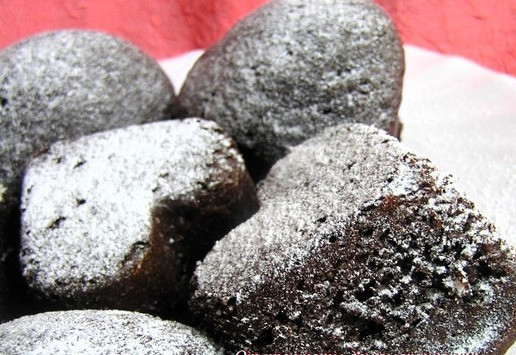 1. Этап. Шоколадно-клубничные кофейные кексы или Торт: Кексы остудите, посыпьте сахарной пудрой и подавайте.