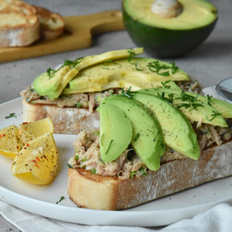 Тост с авокадо и тунцом