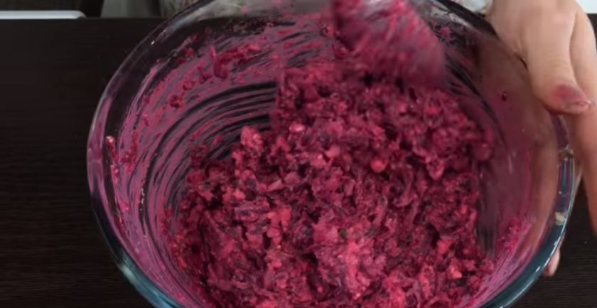 1. Этап. Закуска Ленивая шуба: 4. Добавьте желтки, лук, зелень и нарезанную мелкими кубиками сельдь. Хорошо перемешайте начинку. Выложите начинку в подготовленные половинки отварного белка.