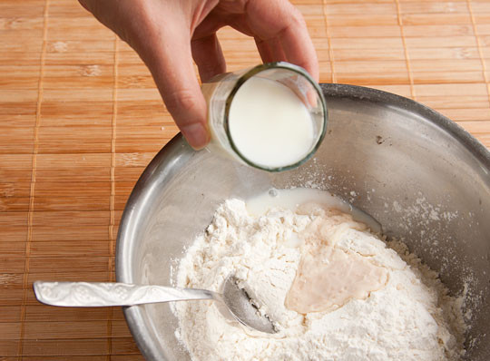 1. Этап. Рулет с маком без дрожжей: Вливаем молоко и растительное масло.