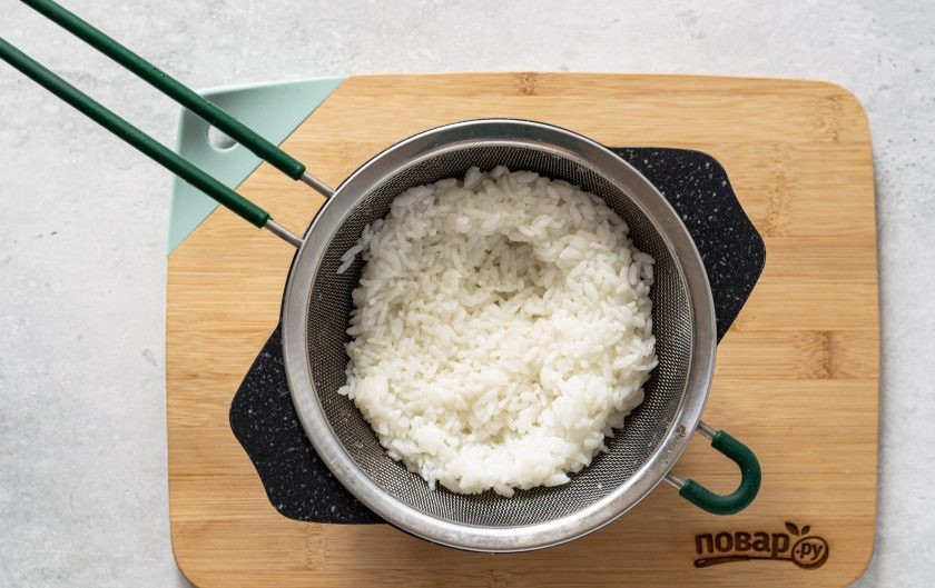 1. Этап. Рисовая каша с грибами: Когда рис сварится, промойте его в холодной воде.