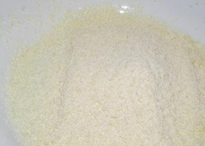 1. Этап. Торт Влюбленное сердце: Белый пористый шоколад натрите на терке. Присыпьте им первый корж.