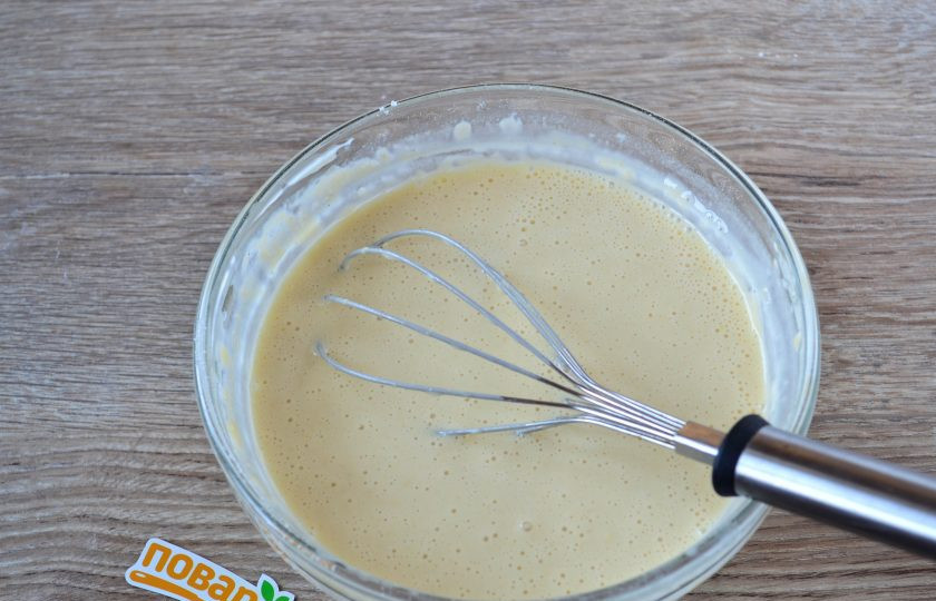 1. Этап. Блинный пирог с курицей и грибами: Теперь понемногу подливайте молоко и хорошенько размешивайте ручным венчиком или миксером, чтобы получилась необходимая вам консистенция теста. Возможно, молока понадобится чуть больше или чуть меньше, чем указано в рецепте. Все зависит от размера яиц и качества муки. Тесто должно получиться, как густой кефир, но очень вязким. Когда тесто будет готово, влейте 1-2 ст. ложки растительного масла и еще раз хорошо перемешайте. Благодаря такому простому приему блины не будут приставать к сковороде и ее можно будет не смазывать. Если есть время, то дайте тесту постоять минут 30-40, от этого ваши блины только выиграют.