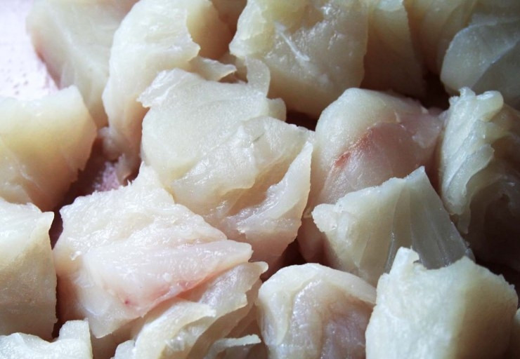 1. Этап. Картофельная запеканка с рыбным фаршем в духовке: Прежде всего нужно подготовить рыбную начинку для запеканки. Для этого я беру филе белой рыбы. Рыбу можно брать любую, какая вам нравится. Из рыбы нужно сделать фарш, пропустив её через мясорубку.