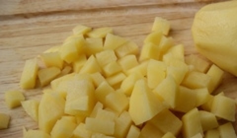 1. Этап. Суп с тефтелями: Нарезаем картошку и кидаем через 10 минут после тефтелей.