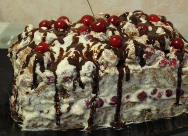 1. Этап. Торт Вишневый поцелуй: 12. Для глазури смешиваем какао, сахар и воду. Все время помешиваем на огне. Готовой глазурью поливаем сверху торт и отправляем его в холодильник на 8-12 часов.