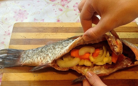 1. Этап. Карась в фольге в духовке: 5. Соедините лук, морковь, лимон. Добавьте щепотку соли и при желании сахара. Перемешайте и поместите начинку в брюшко.