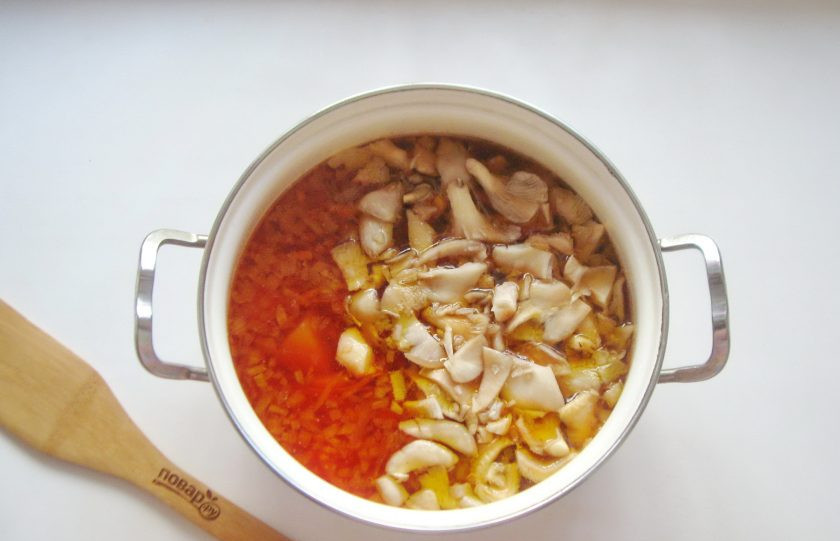 1. Этап. Борщ с вешенками: Варите борщ 15-20 минут. После вешенки нарежьте и добавьте в кастрюлю.