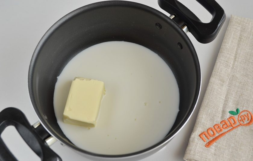 1. Этап. Гужеры: 2. В кастрюльку положите кусочек масла, соль и молоко. Доведите до кипения.