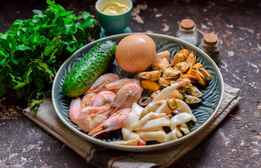 1. Этап. Салат с креветками, мидиями и кальмарами: Подготовьте ингредиенты. Мидии используйте мороженные или маринованные. Мороженные мидии отварите в течение трех минут.