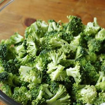 1. Этап. Гратен из брокколи: 1. В первую очередь на соцветия разбираем брокколи, и складываем их в миску. На время отставим.