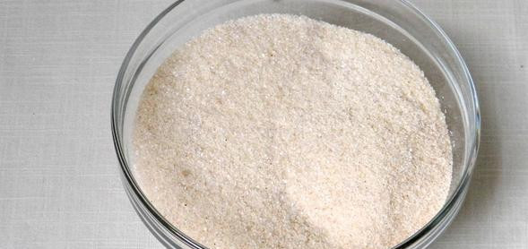 1. Этап. Манный пудинг: Смешайте манную крупу с обычным и ванильным сахаром.