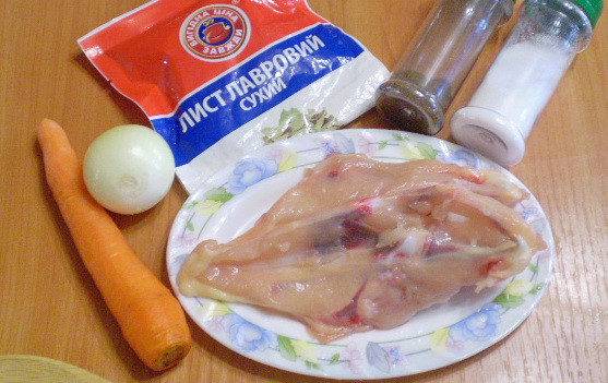 1. Этап. Куриный бульон Для души: Вымойте косточки с мясом для бульона. Очистите лук и морковь.