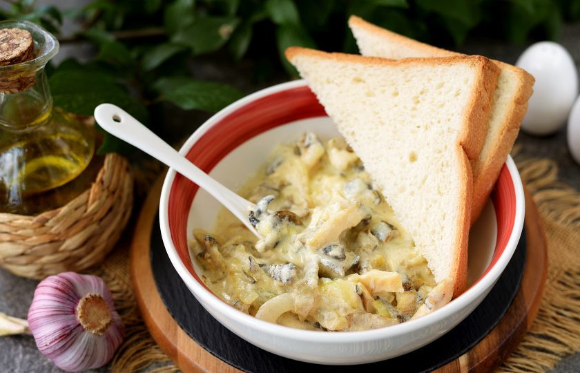 1. Этап. Рапаны в сливочном соусе: Разложите блюдо по креманкам или просто в удобную глубокую миску и подавайте с гренками. Можно подавать рапаны в сливочном соусе с пастой или картофельным пюре. Приятного аппетита!