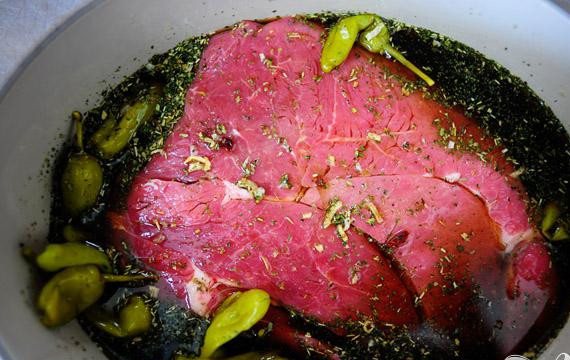 1. Этап. Итальянские горячие бутерброды: Накрываем крышкой и ставим в духовку при слабом огне на 6 часов.