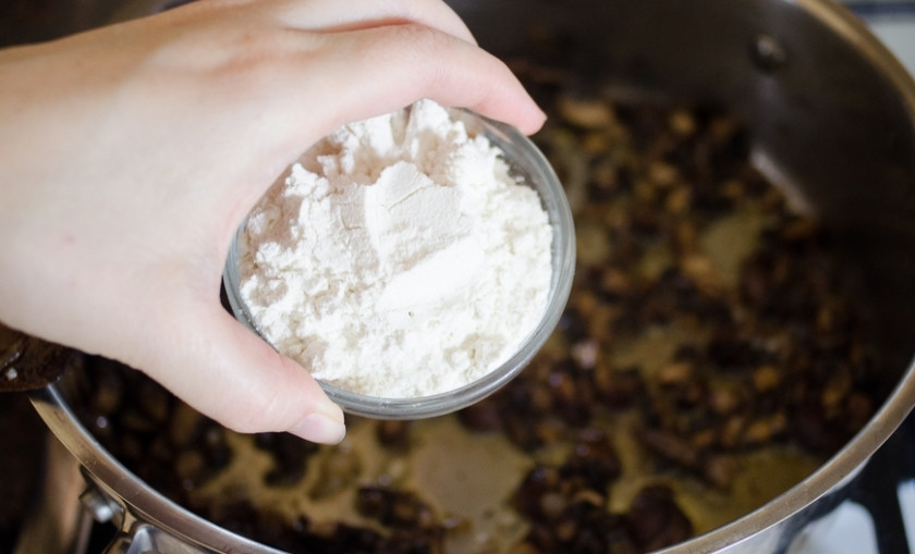 1. Этап. Сырно-грибной суп: 3. Дальше добавим муку и обжарим еще немного, чтоб мука стала золотистой.