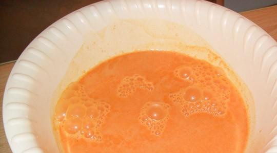 1. Этап. Облепиховый сироп: Получается, по сути, вот такой вот облепиховый сок. В этот сок добавляем весь наш сахар, хорошенько перемешиваем и ставим в сухое прохладное место на сутки. Приблизительно каждые два часа желательно перемешивать массу, чтобы сахар лучше растворялся.