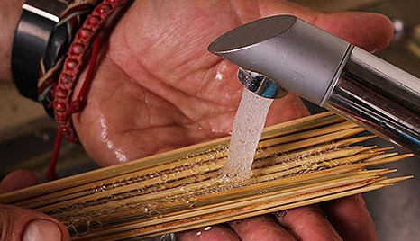 1. Этап. Куриный шашлык на шпажках: За полчаса до закладки опускаем шпажки в холодную воду — так они впитают влагу и не загорятся.