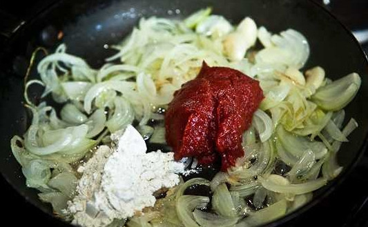 1. Этап. Тефтели в томате: 7. После добавьте муку и томат (или томатную пасту).