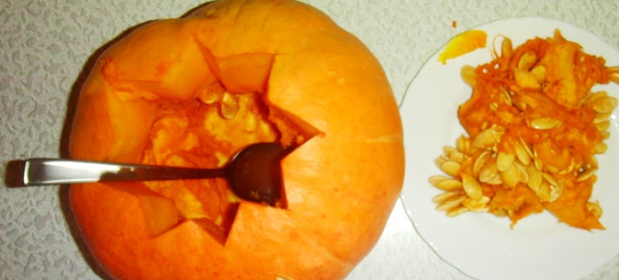 1. Этап. Куриное рагу в тыкве: Вынимаем из самой тыквы сердцевину с семечками. И с помощью ложки нужно аккуратно, чтоб не испортить целостность наружного слоя тыквы, вынуть лишнюю мякоть. Толщина стенок тыквы должна остаться примерно 1 или 1,5 сантиметра.